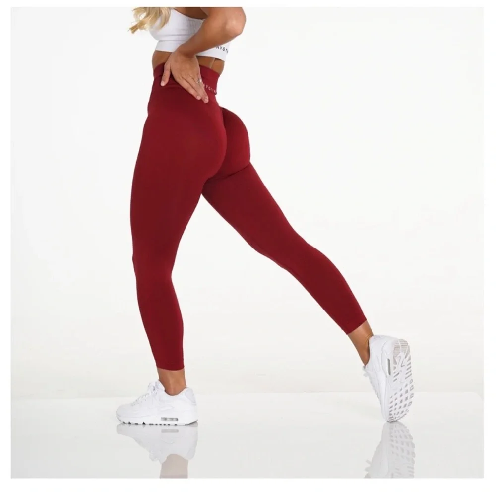NVGTN Carmine Solid Seamless Workout Legging Pants Womens Medium Gym Lifting Red